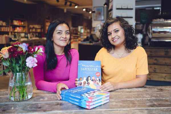 Manik Chander und Melisa Manrique zeigen ihr Buch: Mama Suprstar in die Kamera. Foto: Jana-Nita-Raker