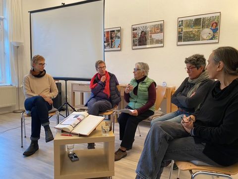 Abschlussgespräch: Nadja, Tania, Mihan  Goli, und Ingrid (v.l.), Foto: Paula Panke, 