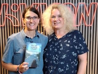 Anna Ziegler und Panja Acksel mit dem Buch "Bin ich wirklich Schuld" Foto: Swantje von Massenbach